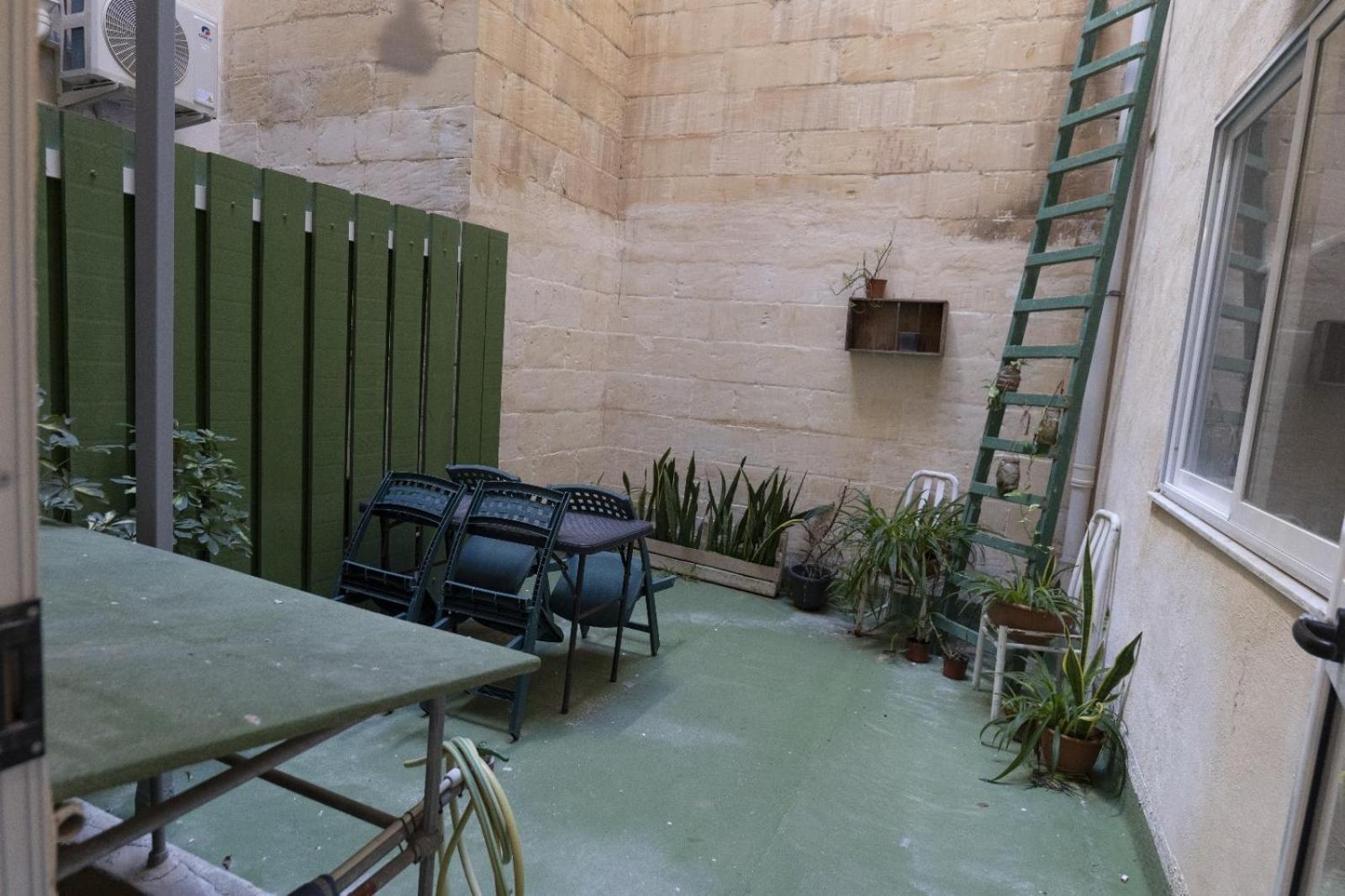 Green Door Valletta Bagian luar foto